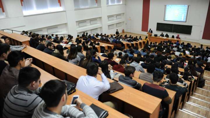 Жүз мыңдаған студент оқудан шығып қалғалы тұр