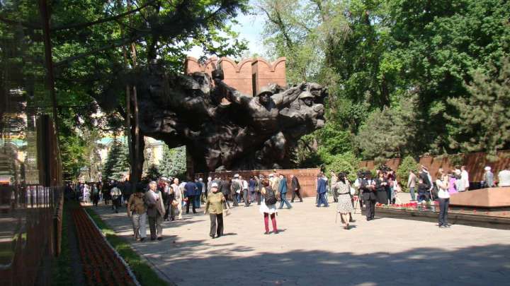 28 панфиловшылар саябағының атын ауыстыру керек пе?