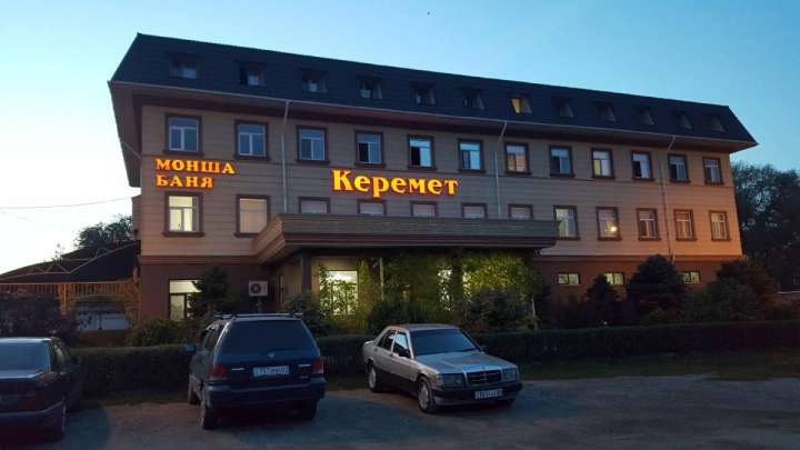 Моншалар мен сауда үйлері ашыла бастайды