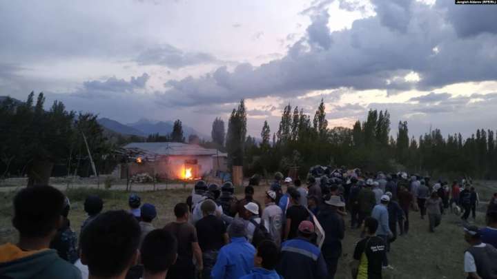 Бұлаққа талас: қырғыз бен өзбек қақтығысып жатыр