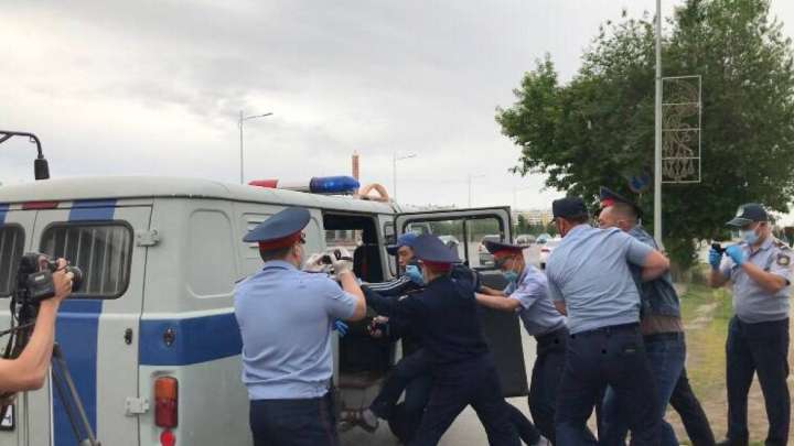 Ақтөбедегі митинг: Бір адамға бес полиция