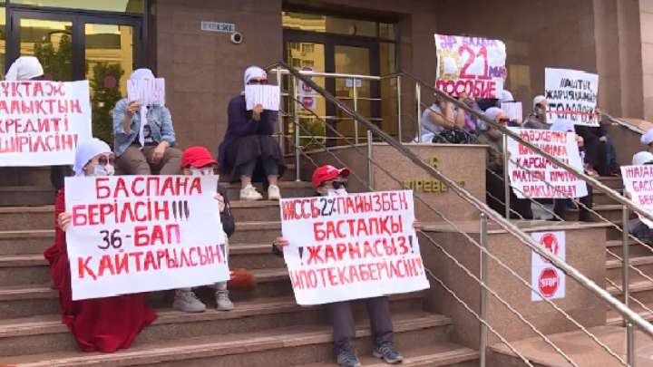 Министрлік алдында түнеп жатқан аналарды полиция күштеп алып кетті