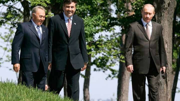 Саакашвили: Назарбаевпен Ресейге ұнамаса да араласып тұрдық