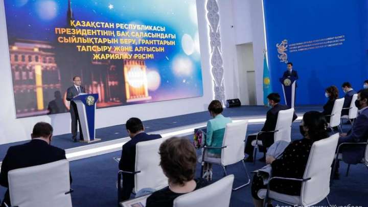 Абаев журналистерге президент сыйлығын тапсырды