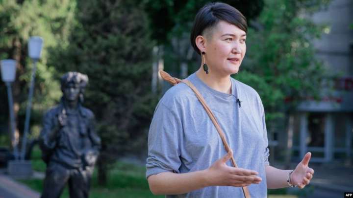 Айыптау: Төлесова полицейді ұрып, бес полицейдің бас киімін қағып түсірген