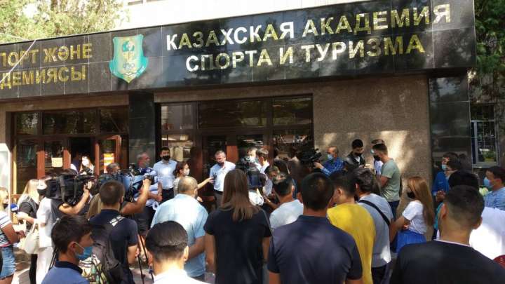 Оқуға түспеген талапкерлер наразылыққа шықты