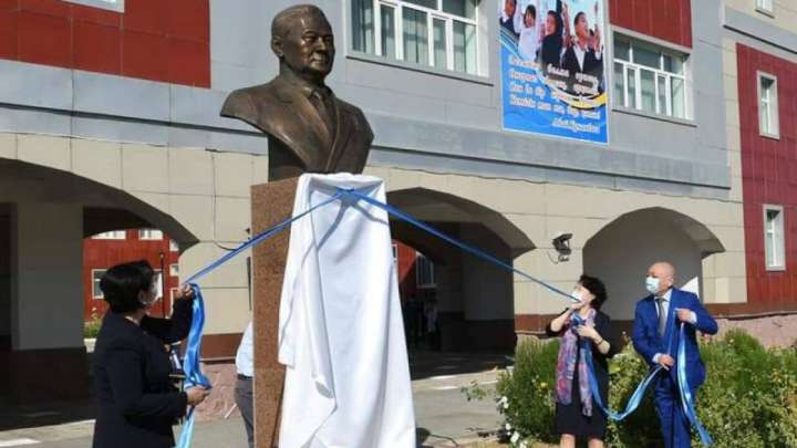 Министр-келін премьер-министр қайын атасының мүсінін ашты