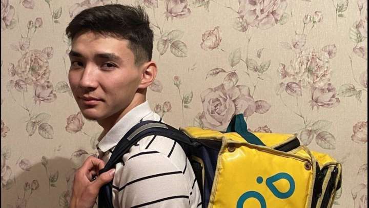 Курьер-студент: Айына 450 мыңды қиналмай табамын