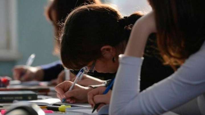 Студенттер онлайн оқуға қарсы