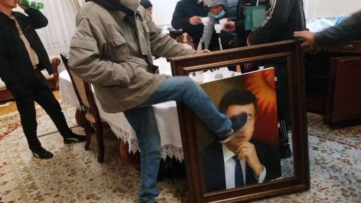 «Ақ үйді» басып алды: Жээнбеков қайда?