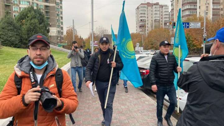 «Борат-2» фильміне қарсы жастар АҚШ консулдығына барды