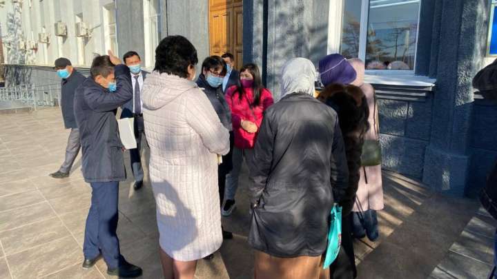 Шахаров, шық! Аналарды алдама!