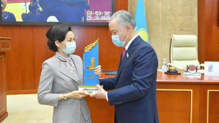 "Парламент сөзі" Бейсен Құранбектің жарына табысталды