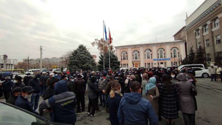 Қырғыздар Франция президентіне қарсы шықты