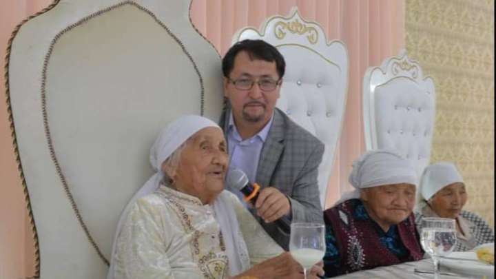 "Әжеміздің ғасыр тойында тік тұрып қызмет етеміз деп уәделесіп едік қой, Бейсаға!"