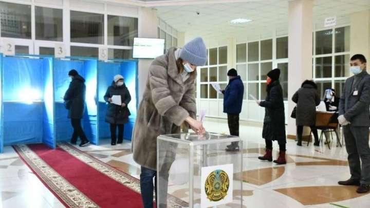 "Орын жоқ, дәлізде тұрыңдар". Тәуелсіз бақылаушыларға кедергі жасалды