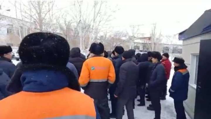Шалқарда жүзге жуық жұмысшы митингіге шықты