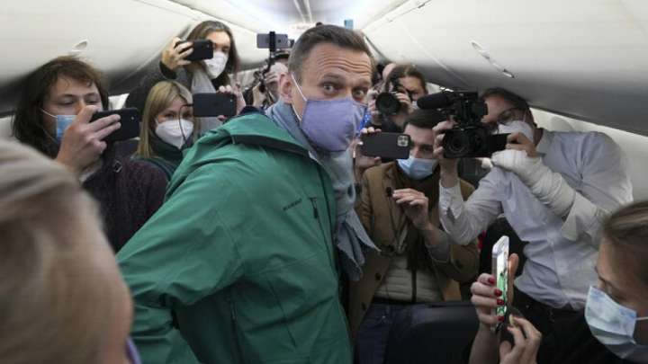 Алексей Навальный Мәскеуге ұшып келе жатыр