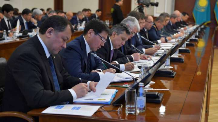 Бес министр отставкаға кете ме?