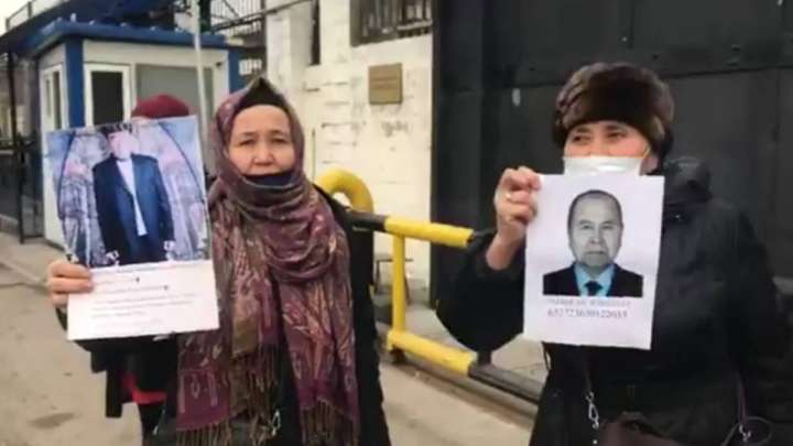 Қытай консулдығы алдындаға пикет: "Күйеуімді Қазақстан тыңшысы деп 13 жылға соттады"