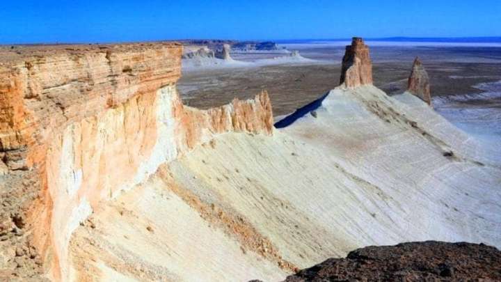 Кекілбаев: Бозжырадағы қонақ үйді қорғау үшін блогерлерге ақша беріпті