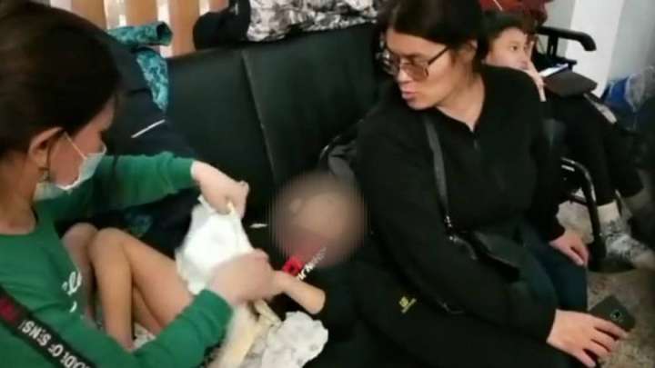 "Бізге адам деп қарап жатқан жоқ": Аналар мүгедек балаларымен бірге әкімдік дәлізіне түнеуде