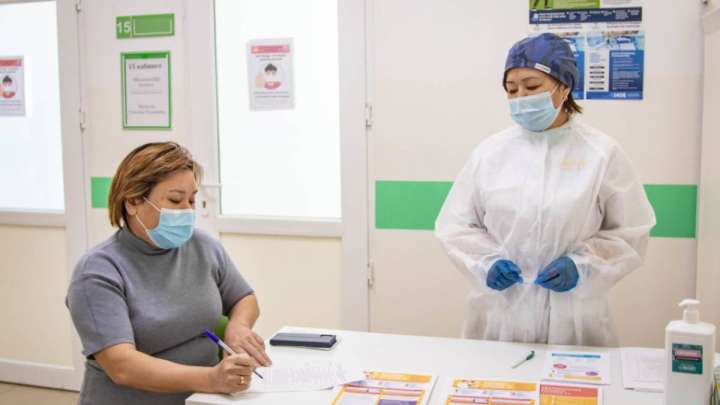 Вакцина егу: Ұстаздар  медқызметкерлерден қалысар емес