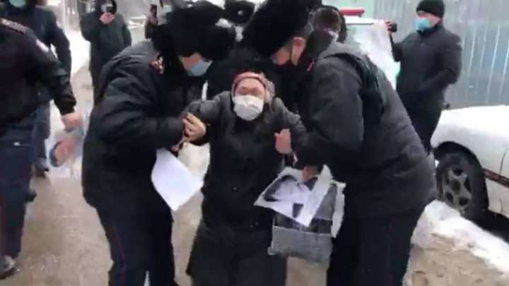 Полиция белсенділерді Қытай консулдығына жібермеді