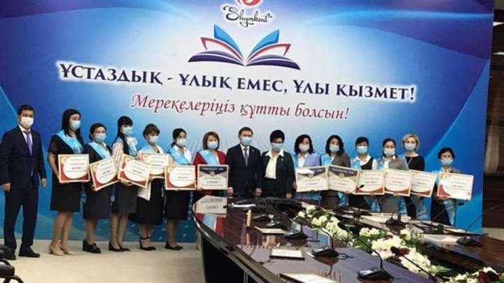 Шымкент әкімі үздік ұстазды марапаттады