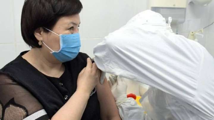 Алматыда еріктілерді жаппай вакцинациялау уақытша тоқтатылады