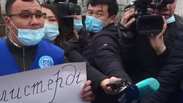 Полициядан жәбір көрген Шымкенттік журналистер митингіге шықты
