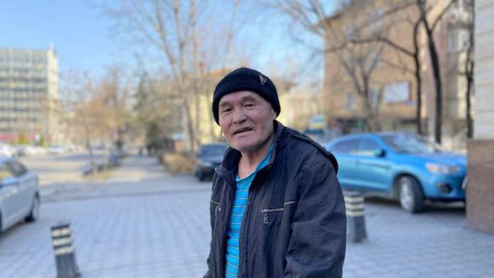 Алматылық аула тазалаушылар