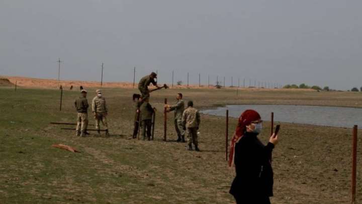 Атыраудағы жер дауы: "Шекара бағандарын әкетіп жатыр"