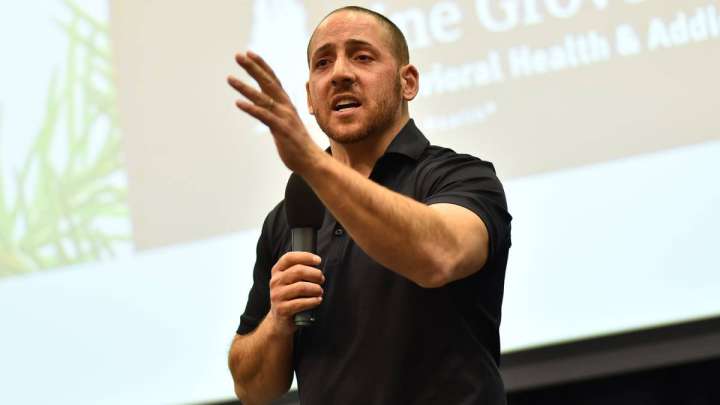 Кевин Хайнс: Еркектерден гөрі әйелдер суицидке бейім. Бірақ...