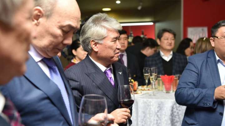 Мұхамедиұлы карантинде енесінің қонақ үйінде той жасады