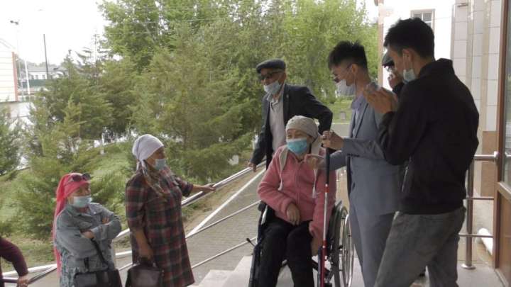 Әкім неге мүгедектердің ақшасын санап жүр?