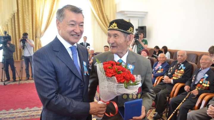 Ахметов ардагерге бармай жатып, ақталды