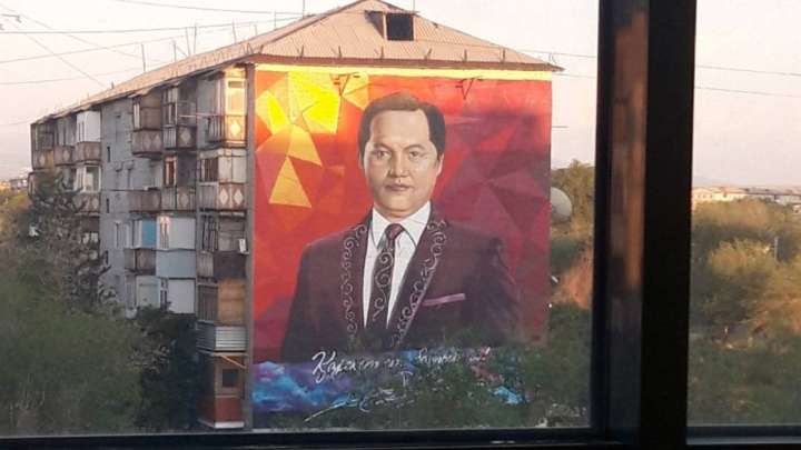 Терезеден қарап тұр Бейсен ағам...