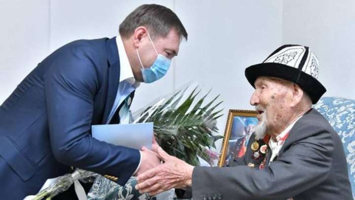 Қала басшысы қарт майдангер Абылай Қазбаевты құттықтады