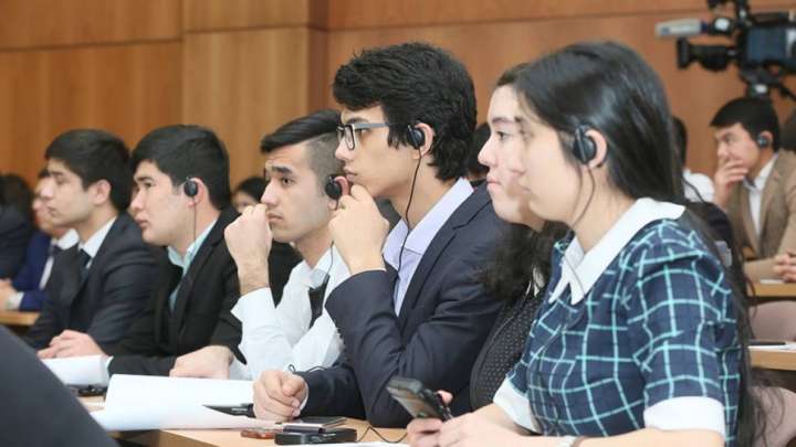 Студенттер, президентті мақтайтын пост жазыңдар