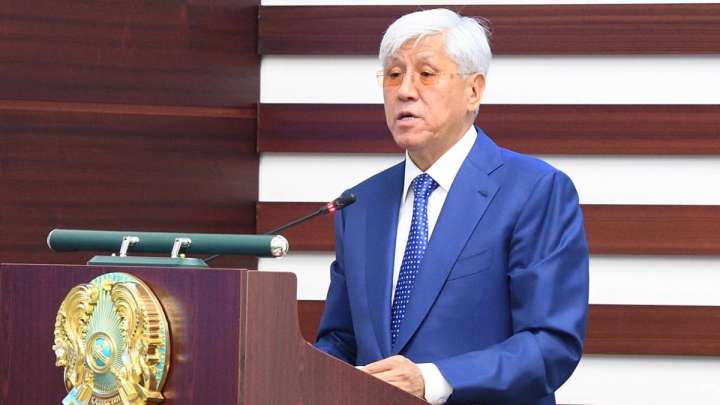 Баталовтың шенділері шетінен ұсталып жатыр