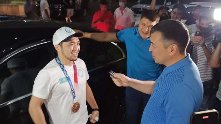 Елге оралған Елдосқа көлік сыйлады