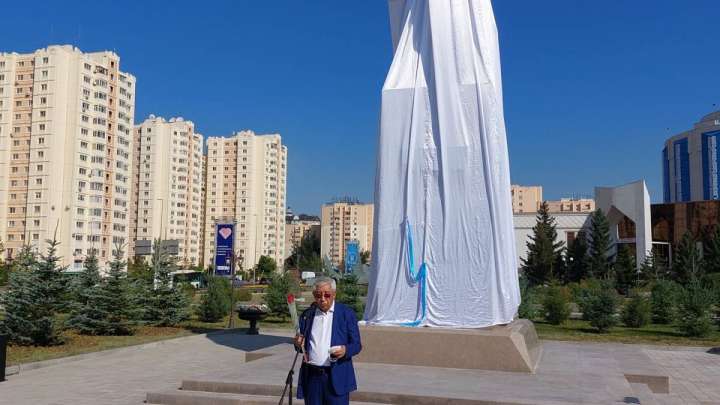 Астанада Жұмабек Тәшеновке ескерткіш қойылды