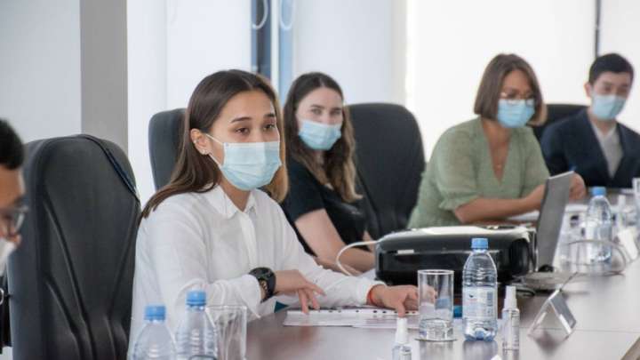 ҚҚДИ «Бала асырап алушы ата-аналар мектебі» онлайн курсын таныстырды