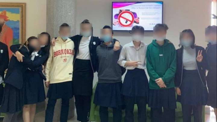 Ұл балалар мектепке белдемше киіп келді