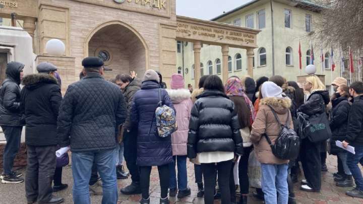 Алматыда «шетте қалған» студенттер наразылыққа шықты