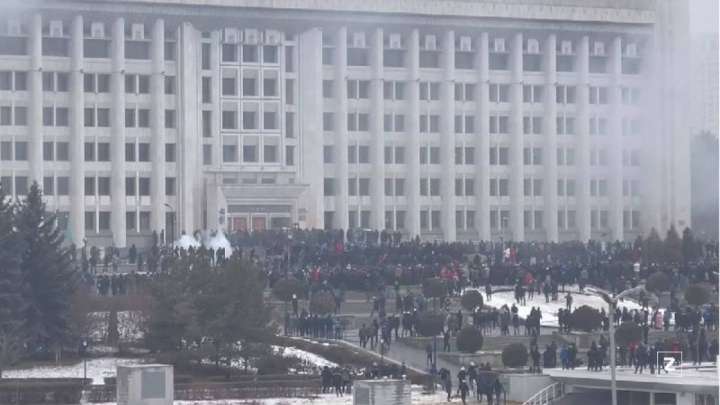 Алматыда ғимараттар өртеніп жатыр