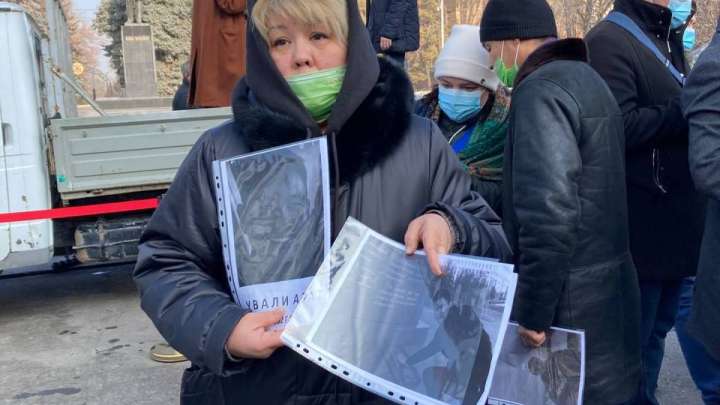 «Қысым көрсетіліп жатыр». Алматылық ата-аналарға 20 күннен бері балаларын көрсетпепті