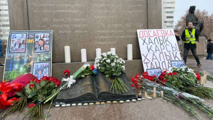 "Досаев келмейінше кетпейміз". Белсенділер алаңда түнеуге бел буып отыр