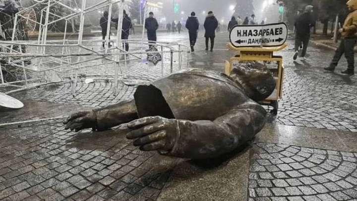 Бозымбаев: Назарбаевтың ескерткіші қалпына келтірілмейді